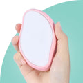Mão segurando a Depiladora Cristal da Bela Vital, destacando seu design ergonômico e a superfície de cristal para remoção de pelos.