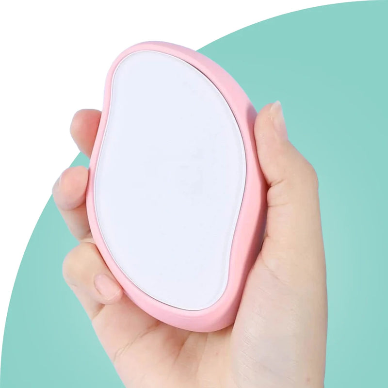 Mão segurando a Depiladora Cristal da Bela Vital, destacando seu design ergonômico e a superfície de cristal para remoção de pelos.