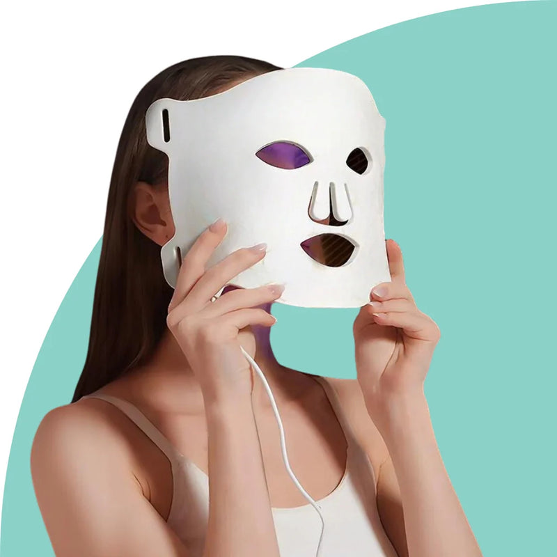 Mulher utilizando a Máscara Facial de Terapia de Luz LED da Bela Vital para um tratamento de pele avançado em casa.
